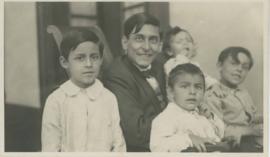 José Carlos Mariátegui junto a sus cuatro hijos