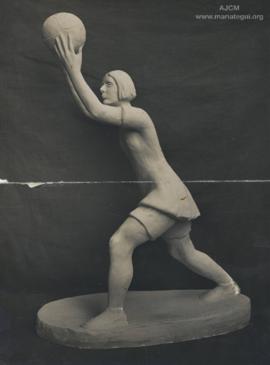 Reproducción fotográfica de la escultura "Jugadora de Basket-Ball" de Carmen Saco
