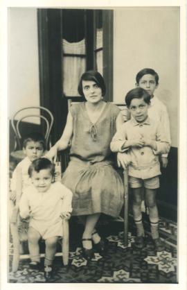 Anna Chiappe junto a sus cuatro hijos