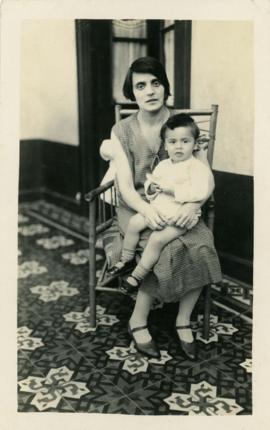 Anna Chiappe con su hijo Javier Mariátegui Chiappe