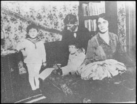 Jose Carlos Mariátegui junto a Anna Chiappe y su dos hijos