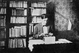 José Carlos Mariátegui en el escritorio de su casa de Washington