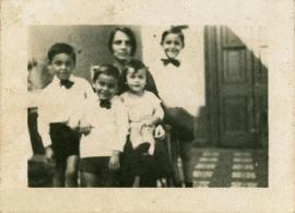 Anna Chiappe con sus hijos Sandro, Sigfrido, José Carlos y Javier