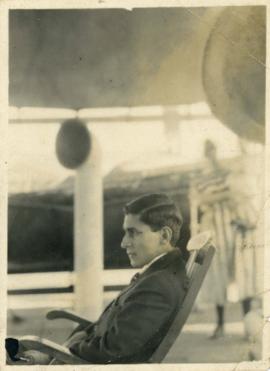 Jose Carlos Mariátegui en la cubierta del barco Negada