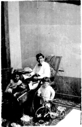 José Carlos Mariátegui con sus hijos Sandro y Sigfrido