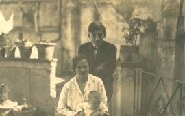 José Carlos Mariátegui junto a Anna Chiappe y su hijo Sandro M.
