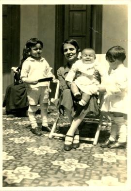 Anna Chiappe cargando a su hijo José Carlos M. Chiappe