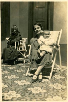 Anna Chiappe con su hijo José Carlos Mariátegui en la casa de Washington Izquierda