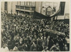 Cortejo fúnebre de José Carlos Mariátegui por la Plaza de Armas