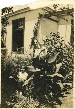 Anna Chiappe con sus hijos Sandro y Sigfrido (II)