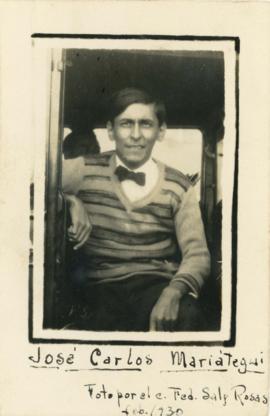 José Carlos Mariátegui en el asiento delantero de su carro