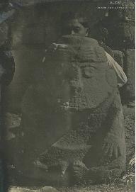 Reproducción fotográfica de un Monolito de Piedra "Sacerdote"