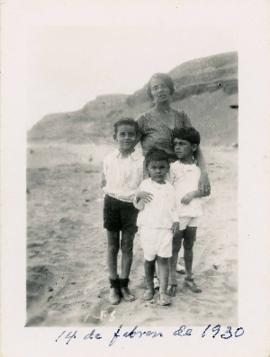 Anna Chiappe junto a tres de sus hijos Sandro, Sigfrido y José Carlos