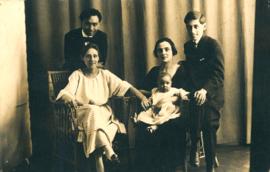 José Carlos Mariátegui, Anna Chiappe, su hijo Sandro y César Falcón