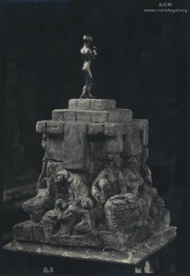Reproducción fotográfica de una escultura "Madre Proletaria" de Carmen Saco