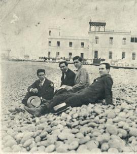 Reproducción fotográfica de José Carlos Mariátegui con tres amigos en La Punta