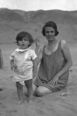 Anna Chiappe y su hijo Javier en la playa La Herradura