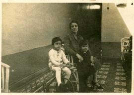 Anna Chiappe con sus hijos Sandro y Sigfrido en la casa de Washington Izquierda