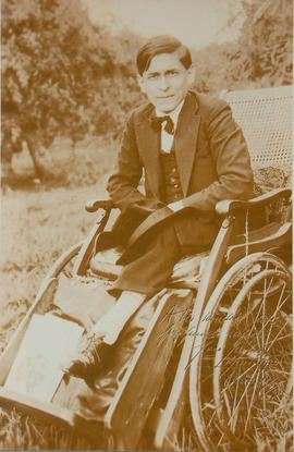 José Carlos Mariátegui en su silla de ruedas
