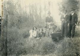 José Carlos Mariátegui con sus compañeros en el Bosque de Matamula (II)