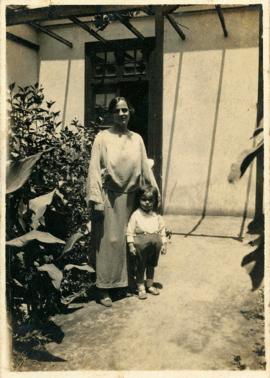 Anna Chiappe con su hijo Sandro en el barrio del Leuro